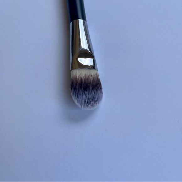 CHANEL flat foundation brush - Picture 3 of 6